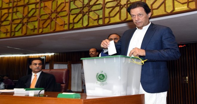 Eski Kriket Yıldızı İmran Khan Pakistan Başbakanı Seçildi