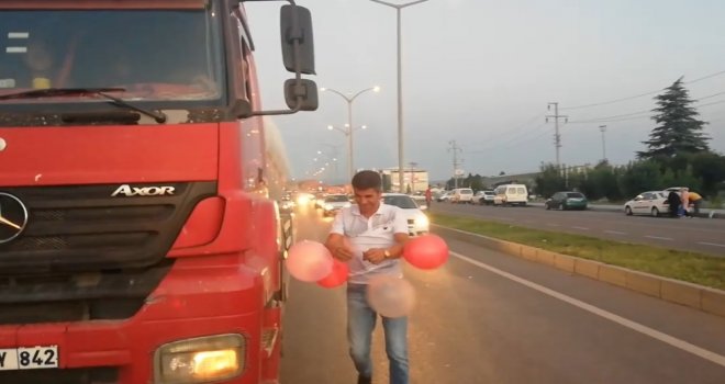 Uçan Balonları Gören Sürücüler Durdu