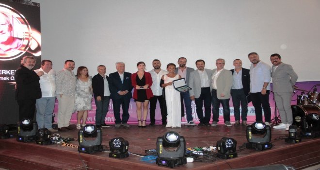 Türk Filmleri Haftasına Ünlüler Akın Etti... Galada Ünlüler Ödüllerine Kavuştu