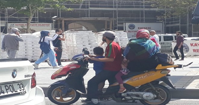 Motosiklet Üzerinde Tehlikeli Yolculuk