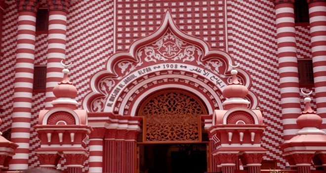 Hint Okyanusunun Ortasında Kırmızı Mescit