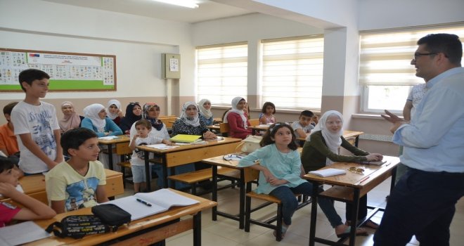 Suriyeli Çocuklar Yaz Kurslarında Türkçe Öğreniyor
