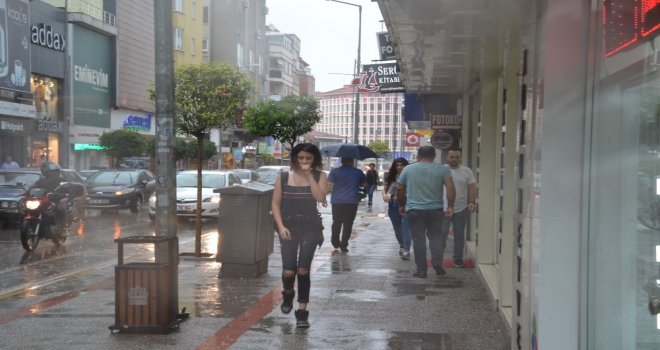 Balıkesirde Sağanak Yağış Hayatı Felç Etti