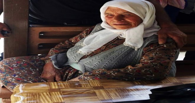 102 Yaşındaki Kadın Kanepeden Düşerek Öldü