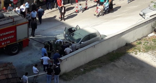 Park Halindeki Otomobil, Motor Kısmından Yandı