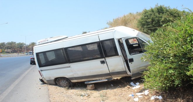 Karşı Şeride Geçen Minibüs İstinat Duvarına Çarparak Durabildi: 1 Yaralı