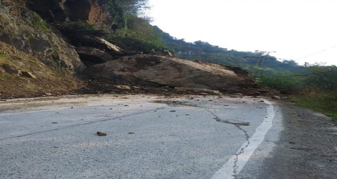 Rizede Heyelan Yolu Kapattı