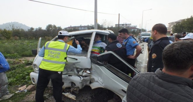 İki Araç Çarpıştı, Kara Yolu Zeytin Tarlasına Döndü