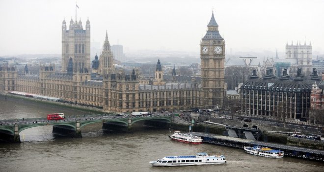 İngilterede Bir Araç Parlamento Binası Bariyerlerine Çarptı