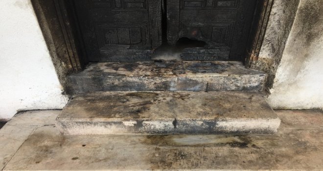 Tarihi Kapısı Ateşe Verilen Hatice Sultan Türbesi Madde Bağımlılarının Mekanı Oldu