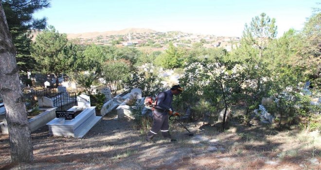 Bayram Öncesi Mezarlıklar Bakıma Alındı