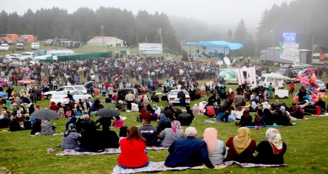 Stres Atmak İçin Giresun Yaylalarını Seçenler Şenliklerle Coşuyor