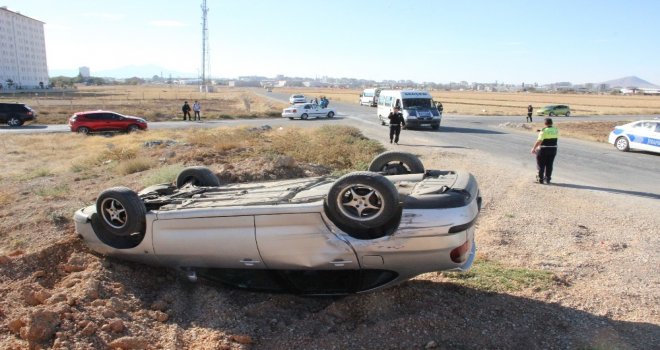 Öğrenci Servisiyle Çarpışan Otomobil Takla Attı: 3 Yaralı