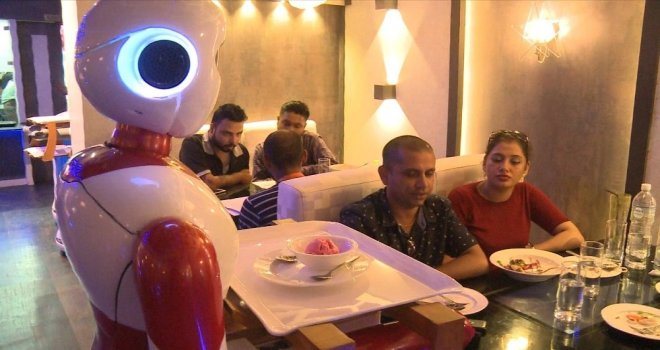 Nepalde Garsonların Yerini Robotlar Aldı