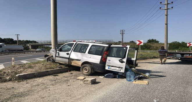 Otomobil Yön Tabelasına Çarptı: 3 Yaralı