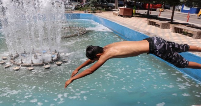 Nevşehirde Serinlemek İsteyen Çocuklar Süs Havuzuna Girdi