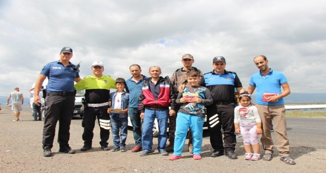 Ardahanda Polisten Şeker Ve Kolonya İkramı