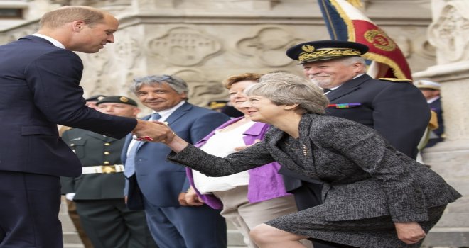 İngiltere Başbakanı May Reveransı Yine Fazla Kaçırdı