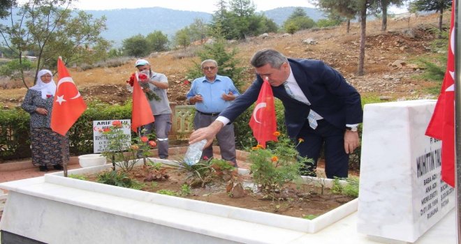 Kaymakam Sezgin, Şehit Mezarlarına Karanfil Bıraktı