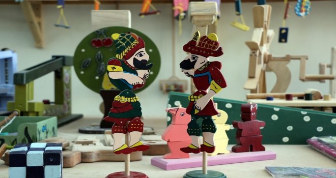 Çocukları İçin Organik Oyuncak Üretiyorlar