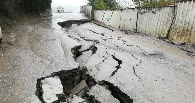 Zonguldakta Mahalle Yolu Çöktü