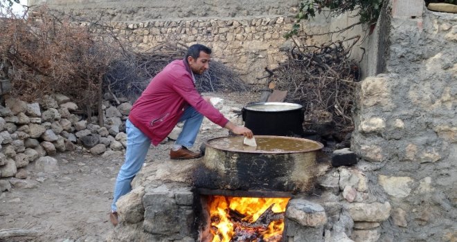 Gercüşte Sonbahar İle Birlikte Üzümden Pekmez, Pestil Ve Sucuk Yapımı Başladı