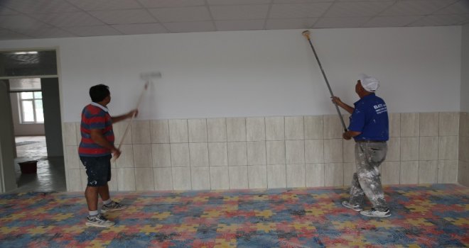 Erdemli Belediyesinden Okullara Badana Boya Hizmeti