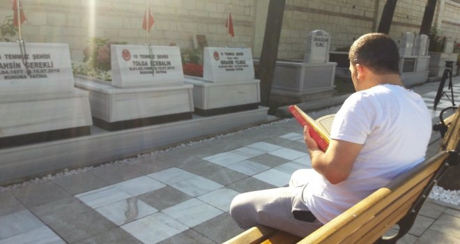 15 Temmuzun Yıl Dönümünde Vatandaşlar Şehitlikte Dua Etti