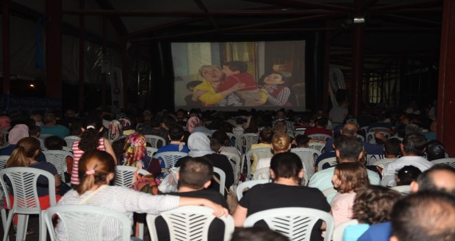 Başkan Toprak, Yazlık Sinemada Avcılarlılarla Buluştu