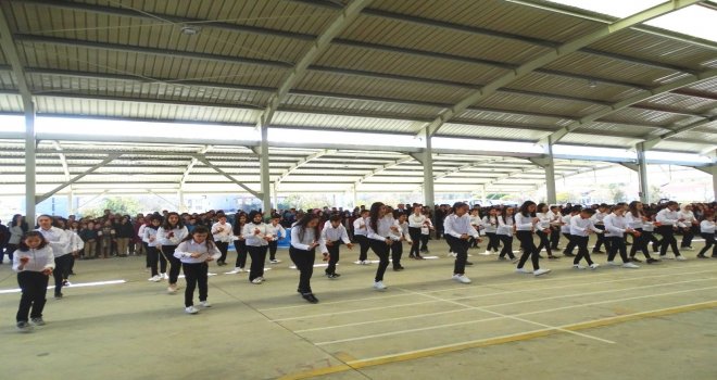 52 Öğrencinin Türküler Eşliğinde Coşkulu Oyunu