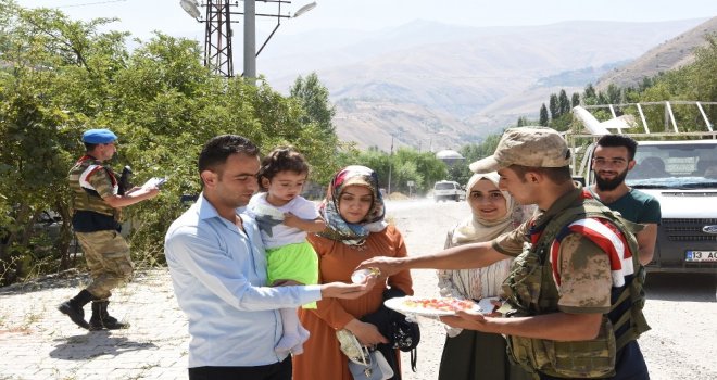Jandarma Vatandaşlarla Bayramlaştı