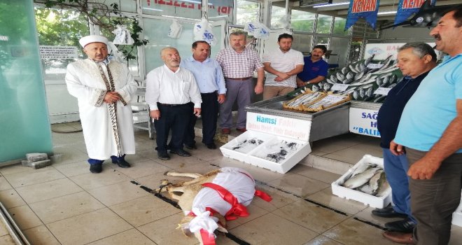Balıkçılar Avlanma Sezonunun Bereketli Geçmesi İçin Dua Edip, Kurban Kesti