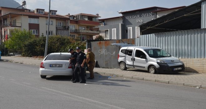 Polisten Kaçan Şüpheli Otomobil Sivil Polis Aracına Ve Direğe Çarpınca Yakalandı