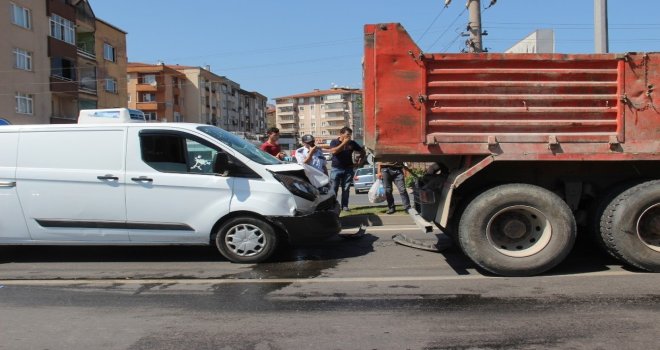 Yayaya Yol Vermek İsteyen Kamyon Minibüse Çarptı: 1 Yaralı