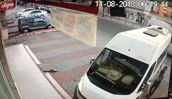 (Özel) Kapıyı Açtı, Servis Şoförünü Vurdu, Yoluna Devam Etti