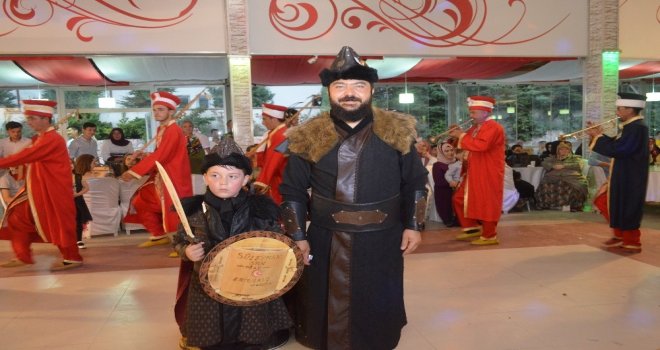 (Özel) Diriliş Ertuğrul Hayranı Baba Oğul Sahneye Alp Kıyafetiyle Çıktı
