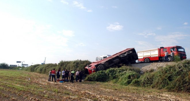 Manisada Kamyonla Otomobil Çarpıştı: 4 Yaralı