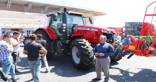 Devasa Traktör Fuarın İlgi Odağı Oldu