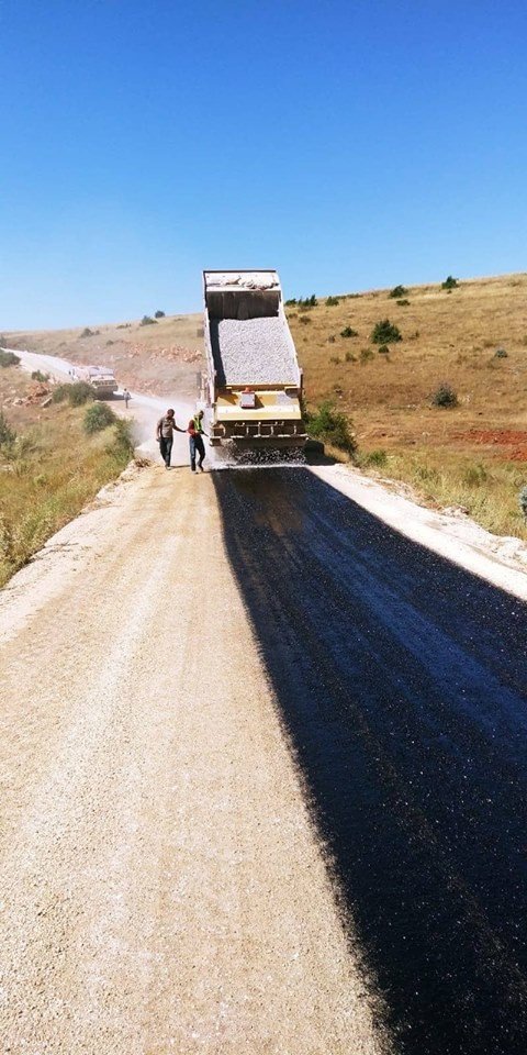 Kırsal Mahallelerde Soğuk Asfalt Çalışmaları Tüm Hızıyla Devam Ediyor