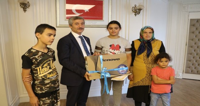 Tahmazoğlundan Başarılı Yetim Öğrenciye Bilgisayar