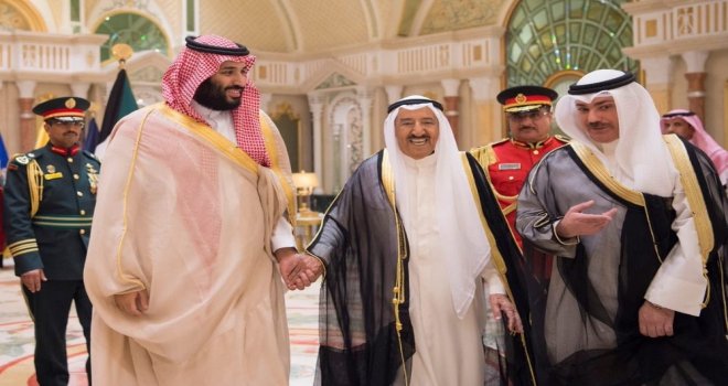Suudi Arabistanın Veliaht Prensi Muhammed Bin Selman Kuveyt Emirinin Burnunu Öptü