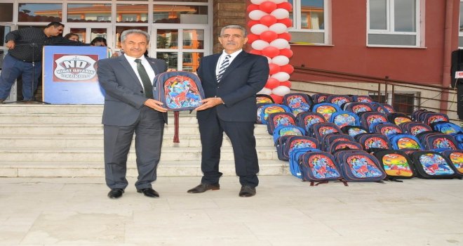 Akşehir Belediyesinden 2 Bin 500 Çanta Ve Kırtasiye Seti