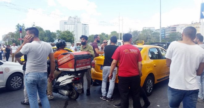 (Özel) Taksim Meydanında Taksicilerle Kuryenin Kavgası Kamerada