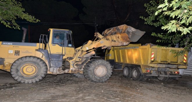 Büyükşehir Sel Felaketine Anında Müdahale Etti