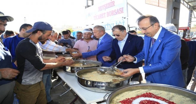 Belediye Başkanı Seçen, Aşure Dağıttı