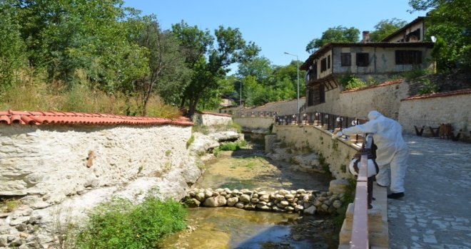 Mahallelerde Yıkama Ve İlaçlama Çalışmaları Sürüyor