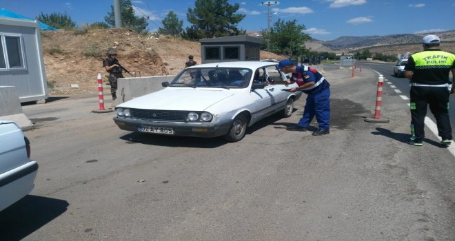 Jandarmadan Sürücülere Çikolata Ve Kolonya