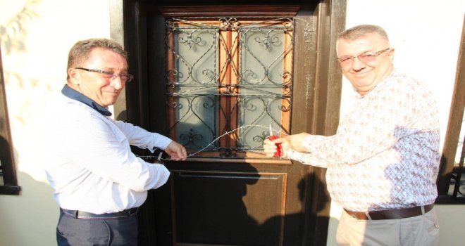 Açılışta Kurdele Yerine Dikenli Tel Kestiler