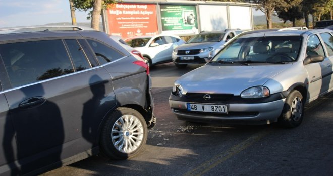 Dikkatsiz Sürücü Kırmızı Işıkta Duran Araca Çarptı; 2 Yaralı