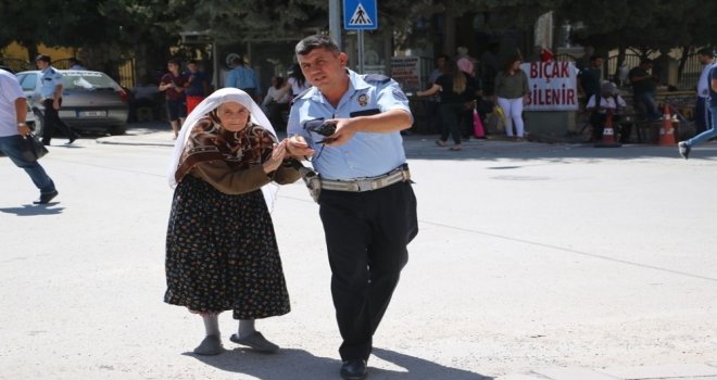 Yaşlı Kadını Karşıya Geçirdi Sonra Elini Öptü